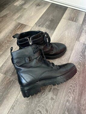 Women’s Black Combat boots!